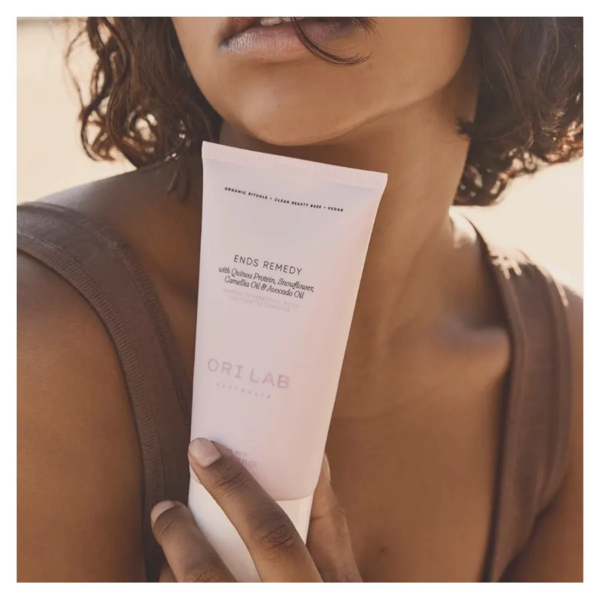 Ori Lab Ends Remedy, crema hidratante sin aclarado para suavizar, desenredar e hidratar y proporcionar protección contra el calor y los rayos UV.