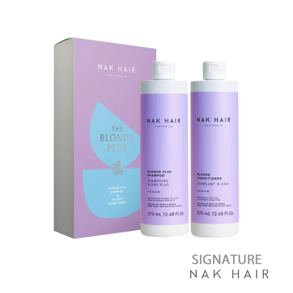 Nak Hair Holiday Blonde Plus Duo, limpia, fortifica y acondiciona utilizando pigmentos violetas para neutralizar los tonos amarillos indeseados.