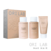 Ori Lab Holiday Pack Curl Edit Trio es el ritual hidratante sin siliconas diseñado para limpiar, acondicionar y mejorar la forma, el movimiento y la definición de tus rizos.