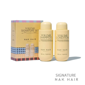 NAK Signature Volume Duo, enriquecido con péptidos y Ectoin Barrier Booster, que ayudan a reparar y fortalecer, nutriendo el microbioma del cuero cabelludo.