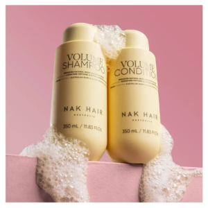 NAK Signature Volume Duo, enriquecido con péptidos y Ectoin Barrier Booster, que ayudan a reparar y fortalecer, nutriendo el microbioma del cuero cabelludo.